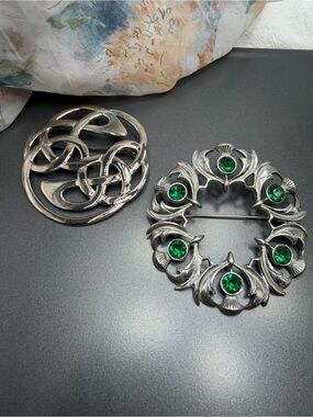 👍50%off Vintage Large Celtic Knot & Green Gem Round Brooches - #4CEL